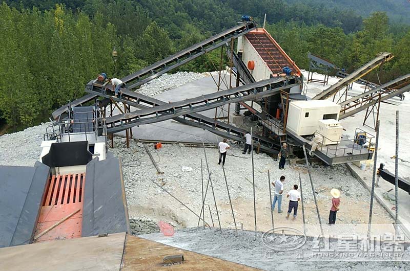 河南客户车载移动磕石机生产现场图 河南客户车载移动磕石机生产现场图